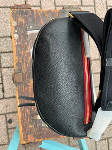 Charles Crossbody Med Black/Brushed Gold Red Zip